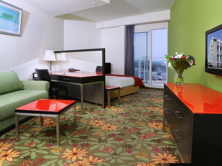 Rimonim Madison Hotel Нахария Екстериор снимка