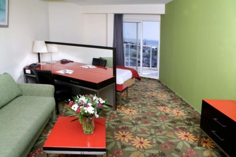 Rimonim Madison Hotel Нахария Екстериор снимка