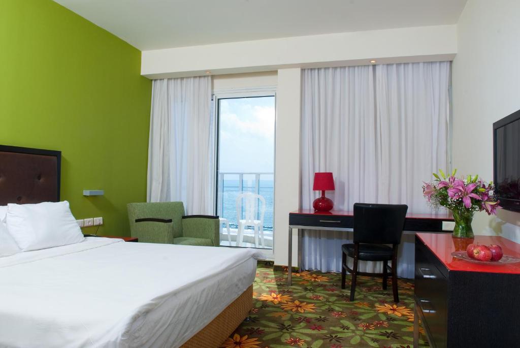Rimonim Madison Hotel Нахария Стая снимка