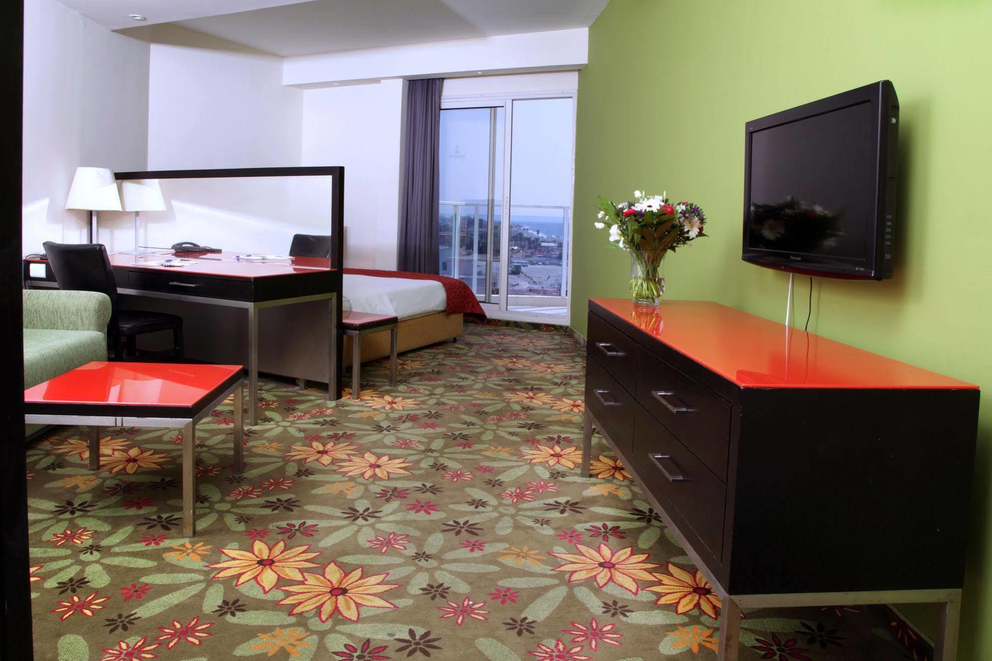 Rimonim Madison Hotel Нахария Екстериор снимка
