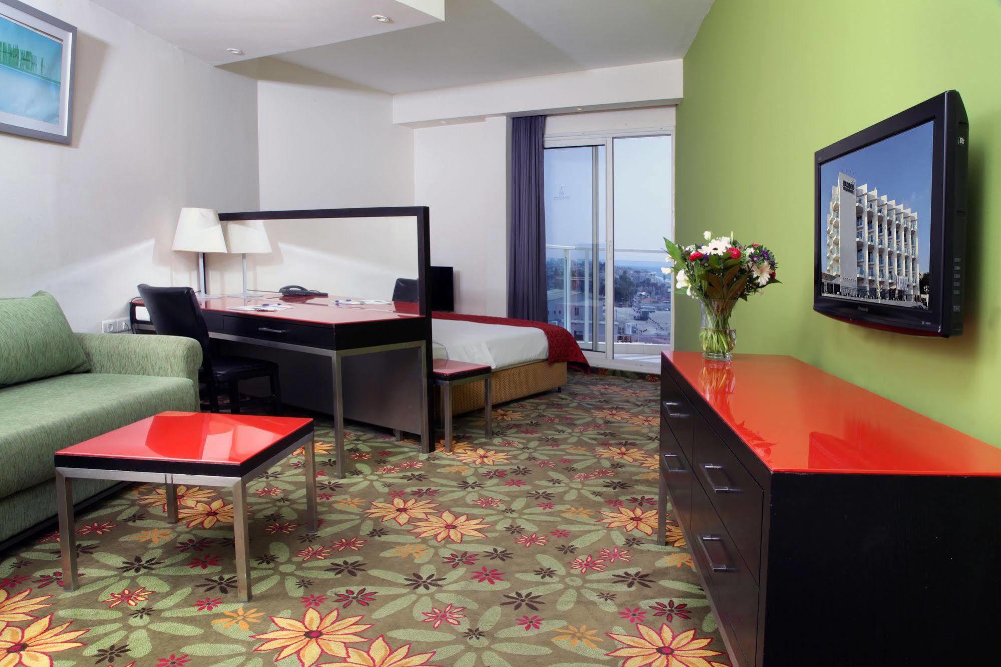 Rimonim Madison Hotel Нахария Екстериор снимка